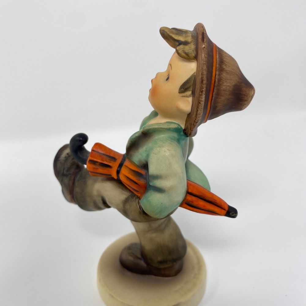 VINTAGE GOEBEL FIGURINE " HAPPY TRAVELER " 109/0 TMK-3